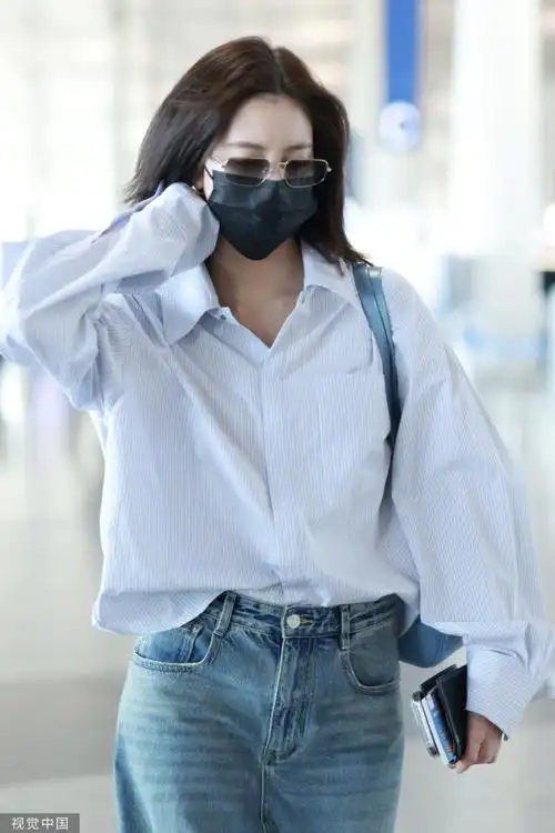 宋妍霏淡蓝色polp领衬衫##机场时尚秀