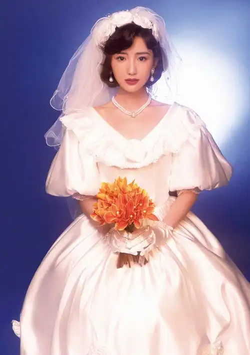 毛晓彤晒乔三丽复古婚纱照 笑容甜美氛围感十足