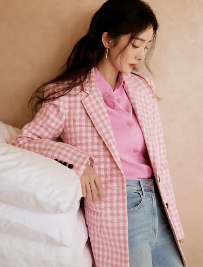 杨幂# 一袭粉色格子西装配牛仔裤,脚蹬白色高跟鞋,雪肤玉貌的容颜