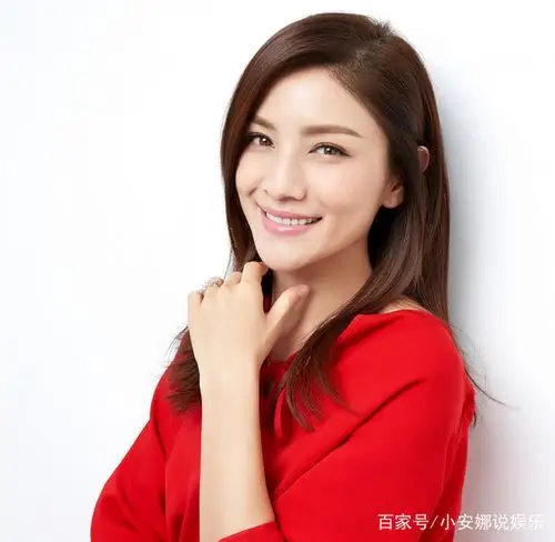 胡可一袭紧身长裙,美的很是耀眼,真是一个精致优雅的女人