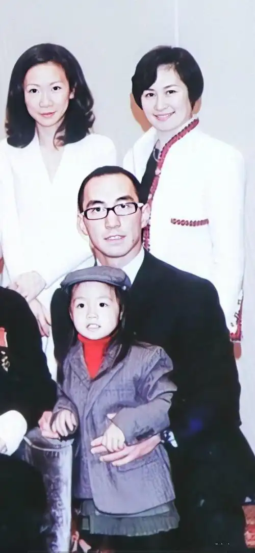 赌王最土豪儿媳妇!中长发披肩似钟楚红,合影时周润发站到她身后