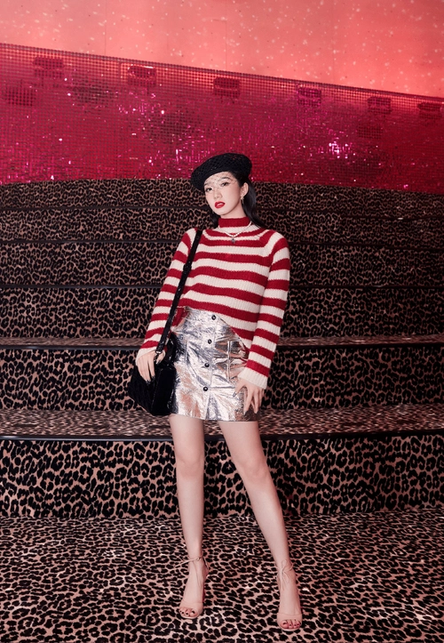 孟美岐出席 dior 活动,红色条纹搭配闪亮皮裙,裸色细带凉鞋吸睛满分.