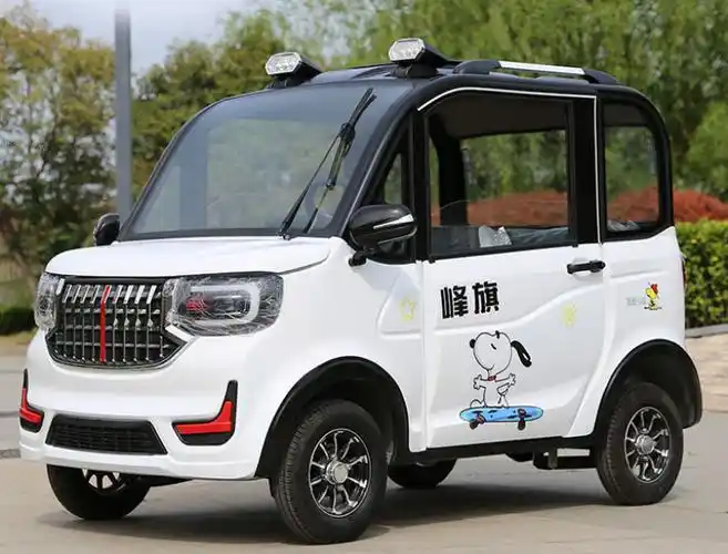 从外观来看,这同样是一款老年代步车造型的四轮电动车,车辆前面为超大