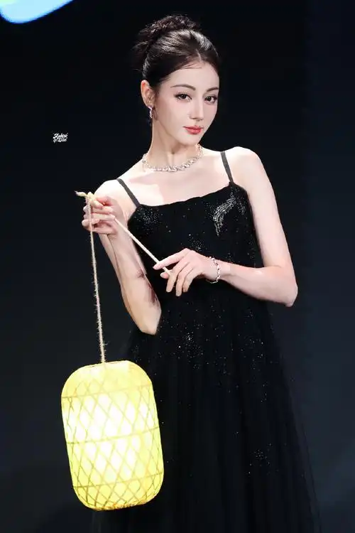 迪丽热巴贺思慕在线提灯##迪丽热巴黑裙提灯图