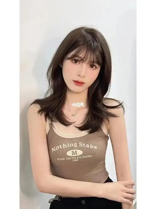 发型的两侧打造内蓬,在两侧顺着s型的弧度高质蓬松,到发尾做一个大