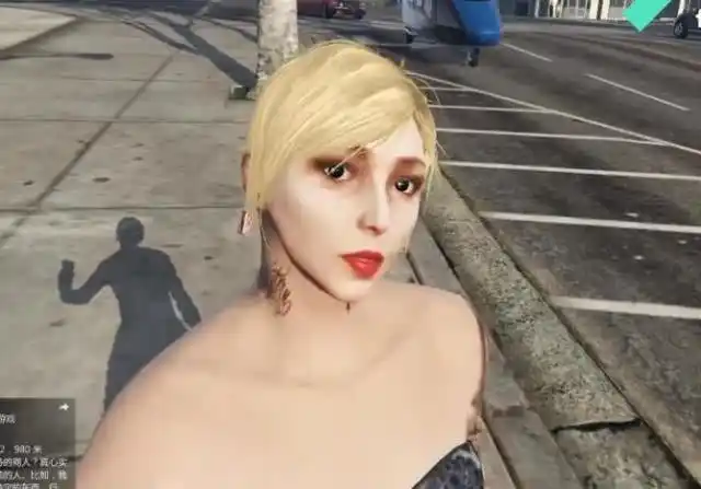 《gta5》给自己捏了个漂亮女朋友后该怎样?宅男穿衣服太讲究