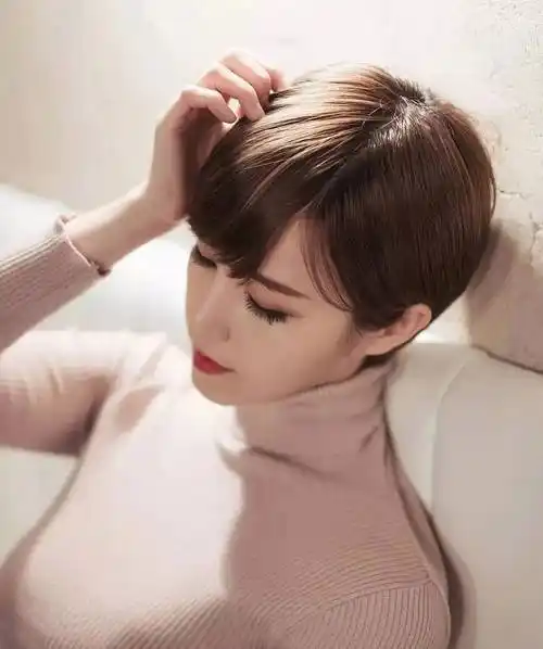 对于圆脸的女性来说,挂耳层次短发可以通过层次感的设计,拉长脸型,使