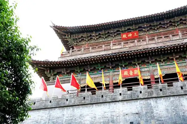 城隍庙,可惜已经失修,荒废了,很可惜,门头的制作很精细.