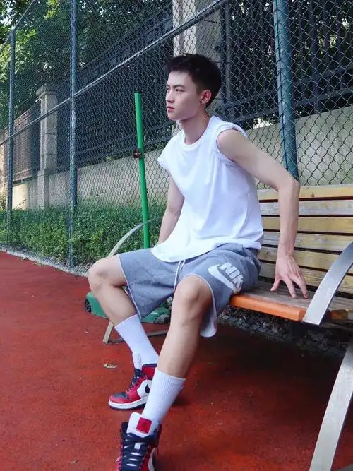 这枚又纯又欲的白袜鲜肉少年有点帅_网易订阅