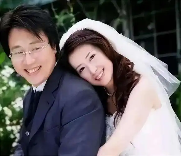 知名女星被曝出轨女助理,前夫亲自下场狂撕,11岁的儿子出面力挺