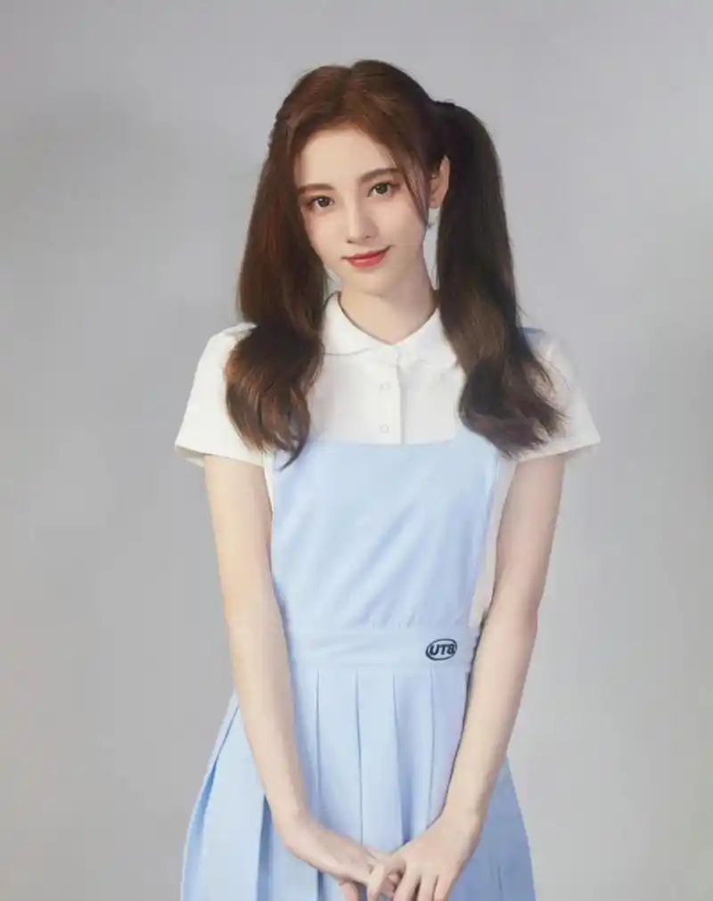 鞠婧祎日常少女心的一面,双马尾辫真的活力满满,搭配休闲风格