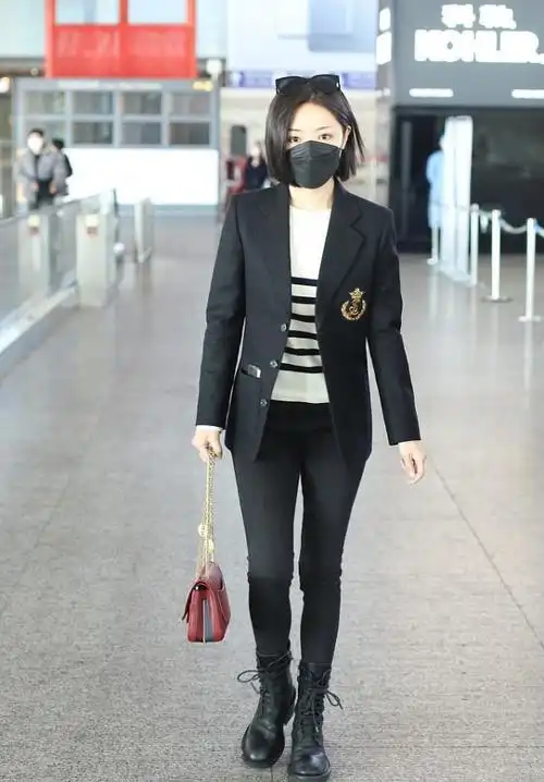 邓家佳才是妥妥的御姐下身失踪法穿白衬衫配黑墨镜太飒了