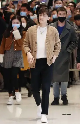 李易峰的"直男坐"火了,双腿呈90度,身高不足181模仿不来_手机搜狐网