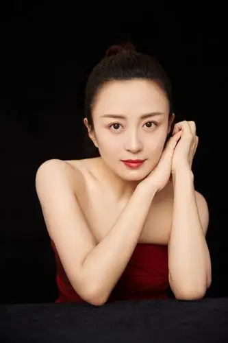 杨童舒红色礼服照片曝光笑容优雅迷人