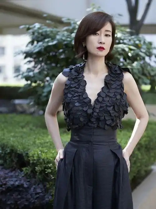 刘敏涛穿黑色深v裙化优雅黑天鹅漫步庭院之间步伐翩翩