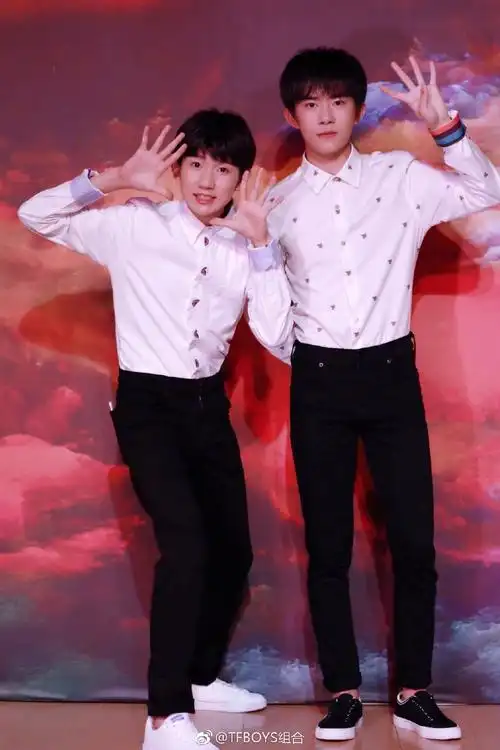 王源和易烊千玺目前身高约170几公分.(图/取自tfboys组合微博)