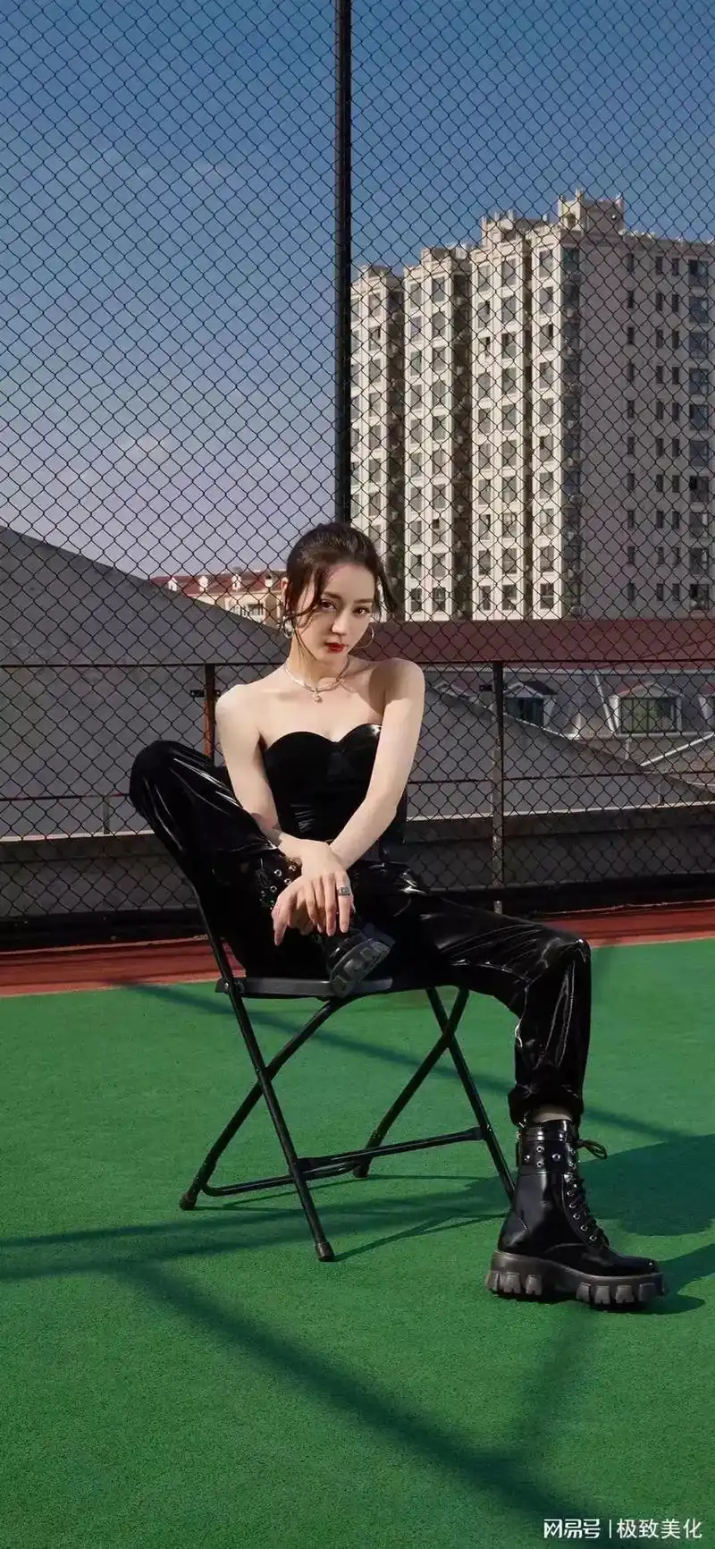 迪丽热巴这身材太棒了,穿黑色皮衣,又酷又美,都把我征服了,你 - 抖音