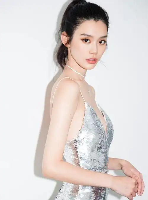 奚梦瑶:身穿一件银白色的吊带衣,简直美爆了!