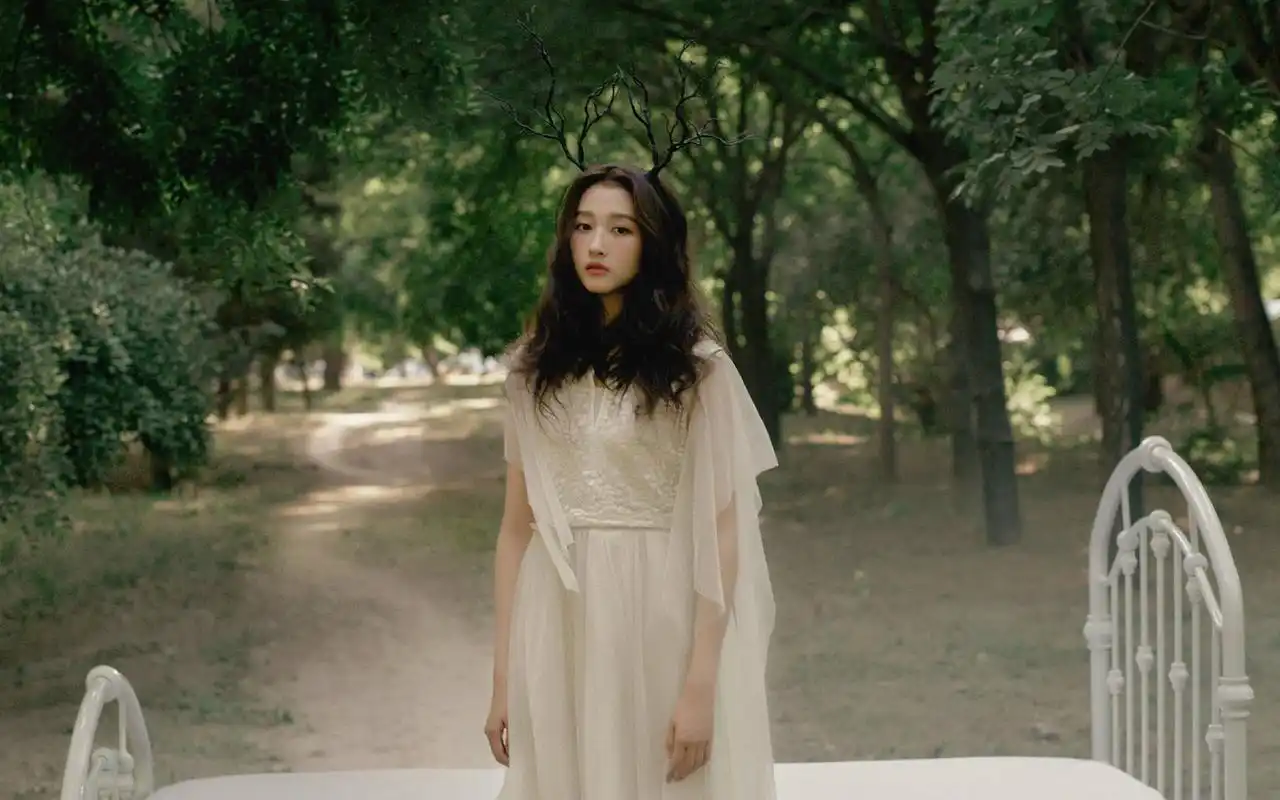 关晓彤仙气十足的森系写真图片桌面壁纸