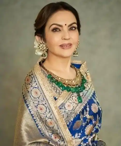 60岁印度富婆一脸旺夫相,穿纱丽雍容华贵,比希拉里和