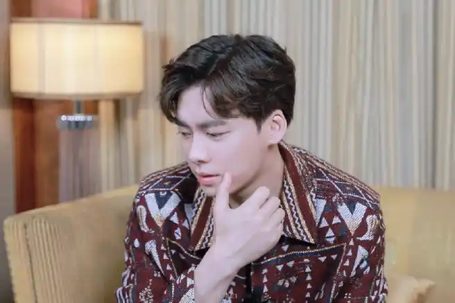 扒拉几张原视频的高清截修@李易峰  愿予小草赋春风超话