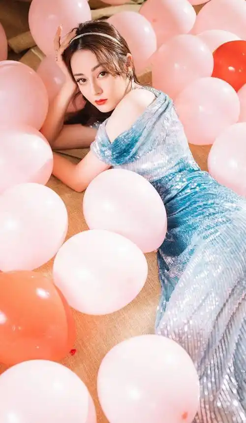 明星写真:迪丽热巴海蓝色亮片深v低胸人鱼裙,身材婀娜性感靓丽_时尚