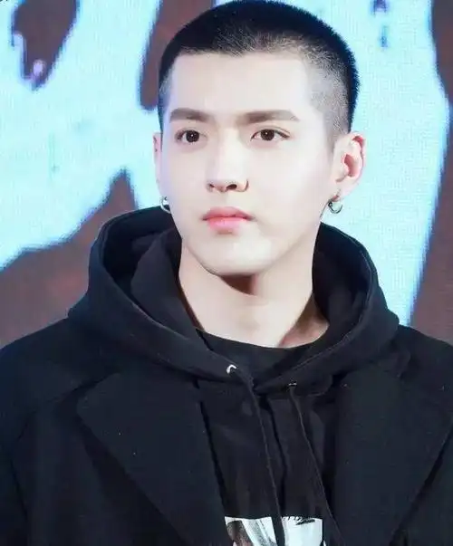 最有代表性的就是电影《老炮儿》时期的吴亦凡了,干净利落,获得了一致