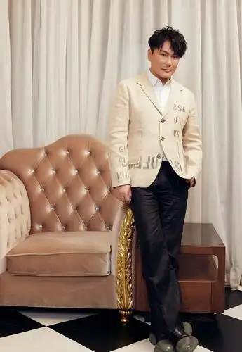 53岁张信哲奢华生活曝光农村买地养4匹马拥有私人飞机和机场