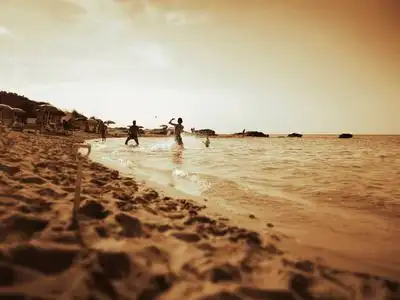 在salento海滩上玩耍的小男孩照片