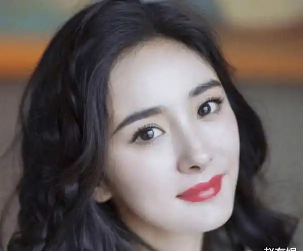 一袭红裙搭卷发,生过孩子的35岁,照样有少女感_生活_女性_演技