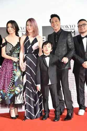 吴镇宇参加东京电影节开幕 同费曼亲子西装