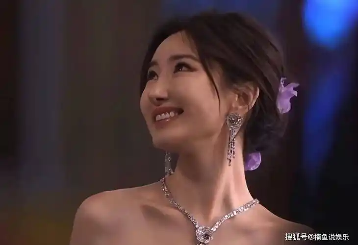 36岁毛晓彤近照来袭,疑似整容后遗症明显,鼻子好像都不一样了