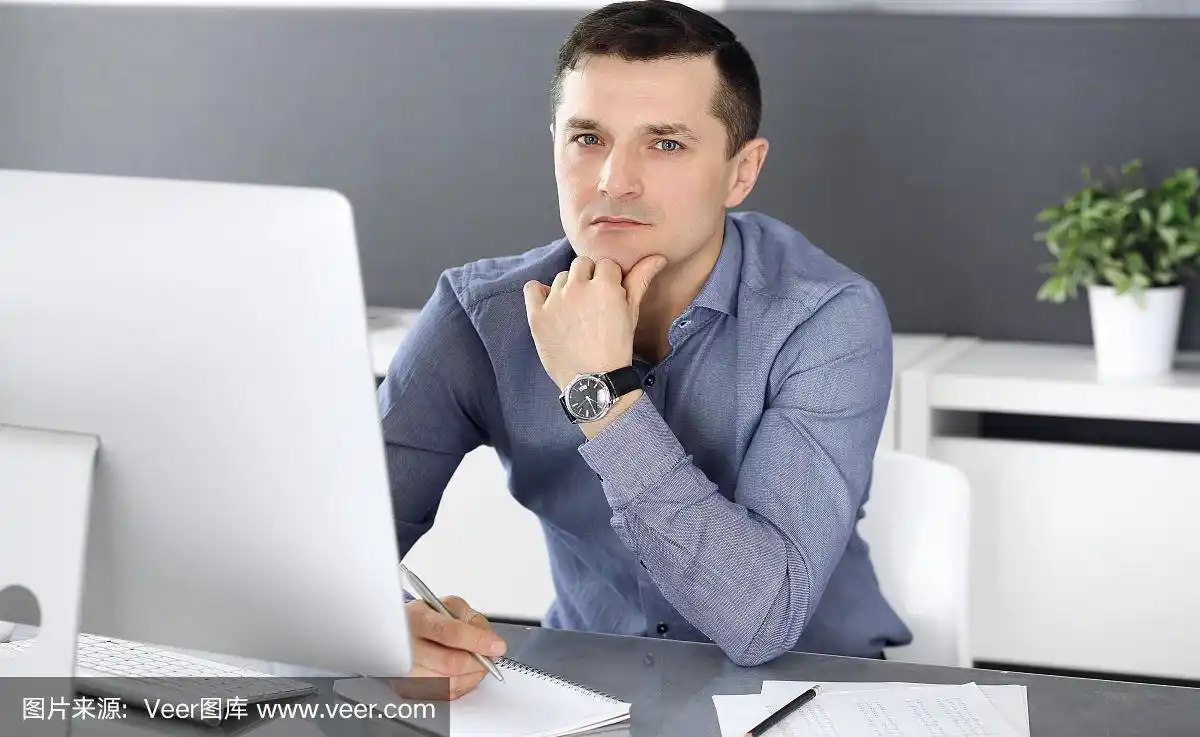 男企业家或公司董事在工作场所的大头照.经营理念