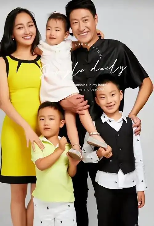 于震罕晒家庭照娇妻生仨娃仍嫩似学生可惜仨儿女没一个像他