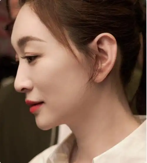 而且从《庆余年2》的预告里,也能看出,在这一部中李小冉的发型发生了