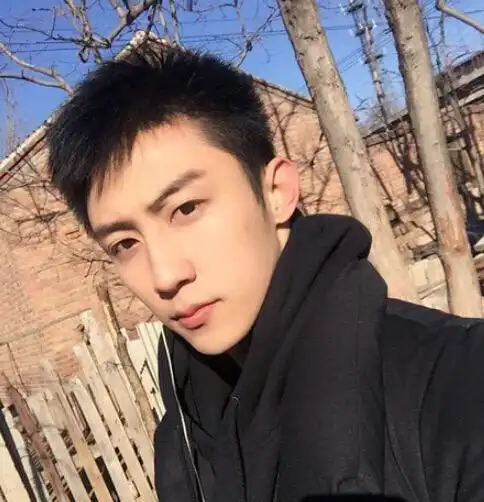 微博有人曝光黄景瑜未出名前的照片原想黑他却为他拉了一波粉