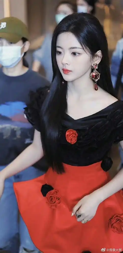 杨超越把玫瑰穿在身上了