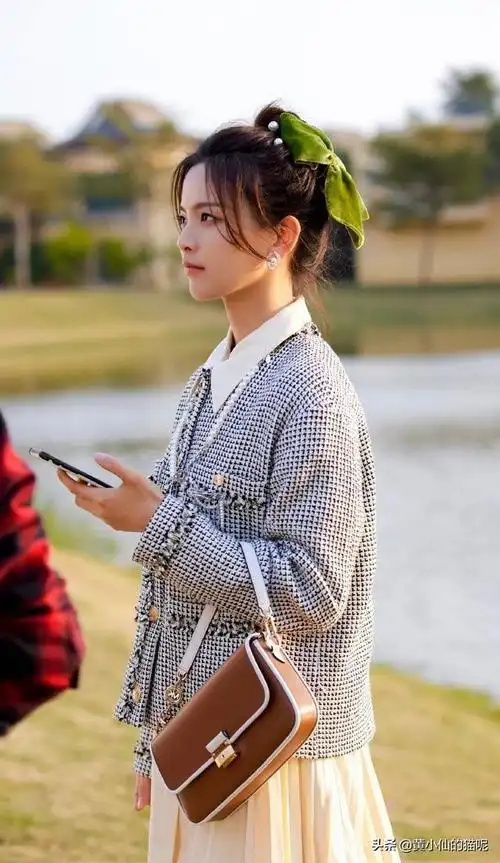 被杨超越最新写真美到了穿水手制服配白丝袜清纯感满满