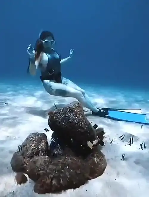 潜水小姐姐好厉害,不仅身材很好,还能在水中做各种高难度动作!-度小视