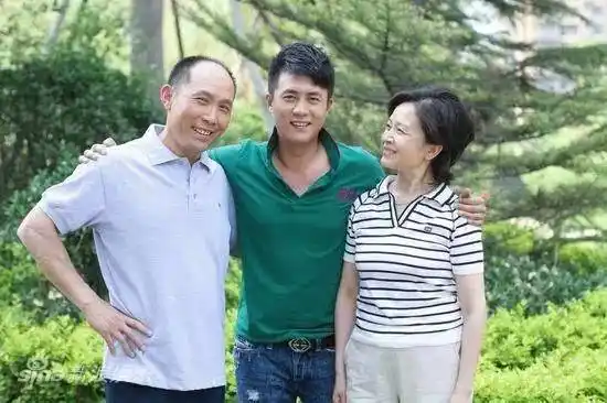 刘莉莉近照,62岁的她很慈祥,与老公是姐弟恋,女儿聪明漂亮