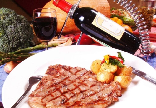 搭配红酒或者洋酒,吃着美味的牛排,听着美妙的音乐,动情之时再来一支