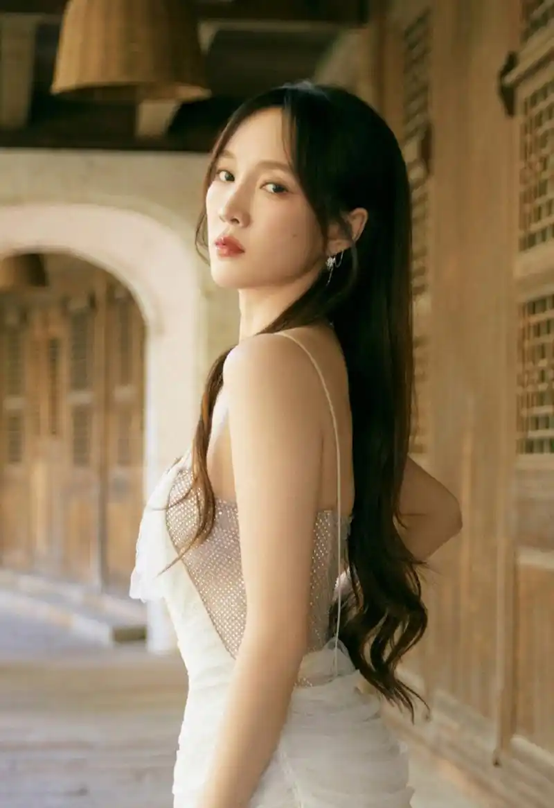 孟佳白色吊带裙写真,优雅迷人美若天仙,魅力十足!