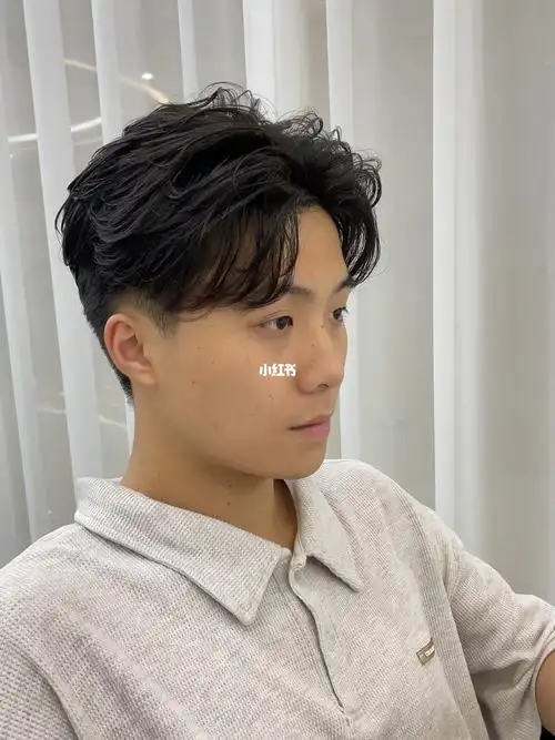 73适合任何脸型的凌乱中分男士发型中分纹理烫