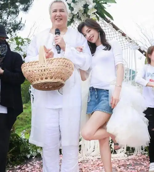 林瑞阳前妻曾哲贞,失婚后被网暴,51岁冻龄逆袭,母女同框似姐妹