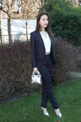 刘亦菲dior新品发布会帅气西装图片