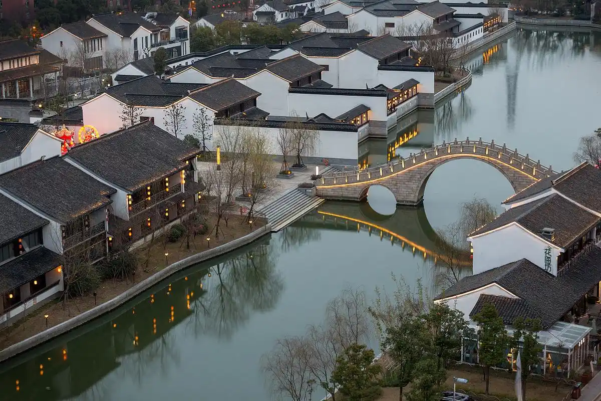 漫步于石板小巷,古桥边,仿佛能听见历史的低语.
