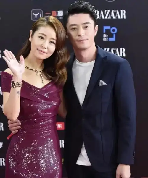 林心如晒照为73岁父亲庆生,霍建华低调坐角落,合照夹缝中露脑袋