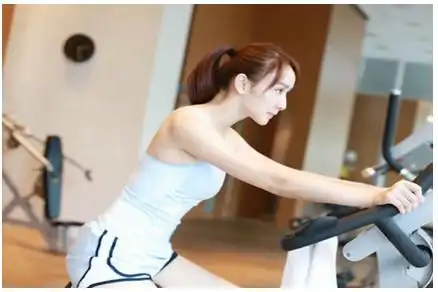 "只要有时间,胡静就会到健身房去锻炼身体,而且非常着迷在跑步机上