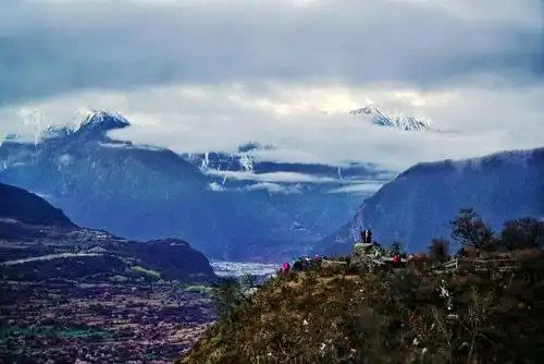 另一头与南伽巴瓦峰相对而立的多雄拉山,云雾更浓,更是神龙不见尾.