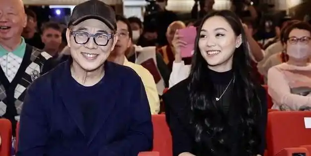 李连杰携大女儿现身香港参加向佐家庭聚会与小奶皇互动超温馨